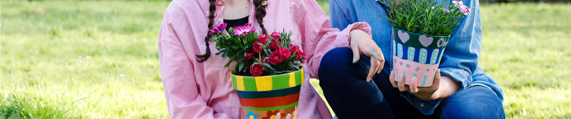 Kinder mit bemaltem Übertopf Kinder mit bemaltem Übertopf