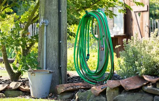 Sommer, Sonne, Abkühlung: eine Gartendusche für den Sommer Sommer, Sonne, Abkühlung: eine Gartendusche für den Sommer