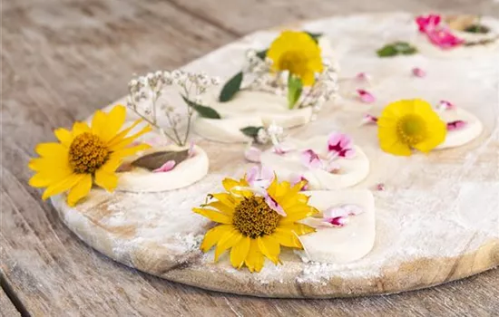 Blumenanhänger aus Salzteig – der Sommer wird bunt! Blumenanhänger aus Salzteig – der Sommer wird bunt!